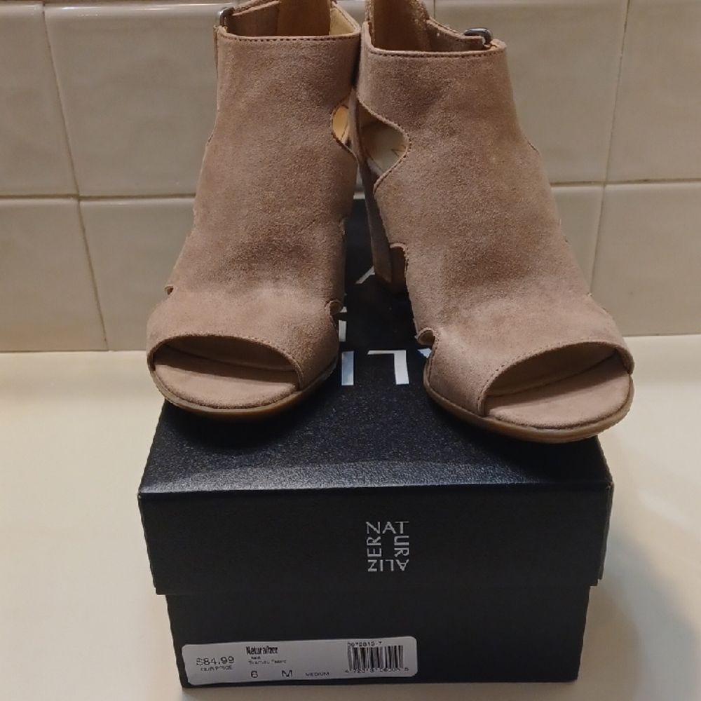 Naturalizer Womans Lexe  Peek Boo Chunky Dressy Shoes 6M New